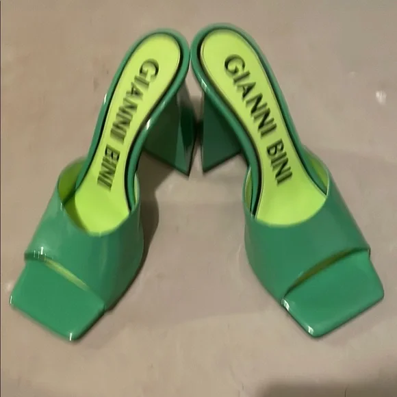 Gianni Bini Green Heeled Mules with Square-Toe Design - Picture 4 of 5